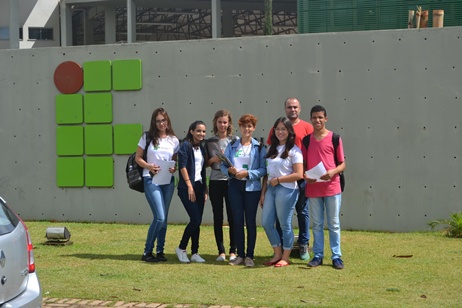 Equipe de alunos pesquisadores, ao lado do coordenador do projeto, saindo para coleta de dados